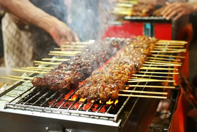 Dapur Terbuka Cak Har Tampilkan Ritme Bakaran Arang